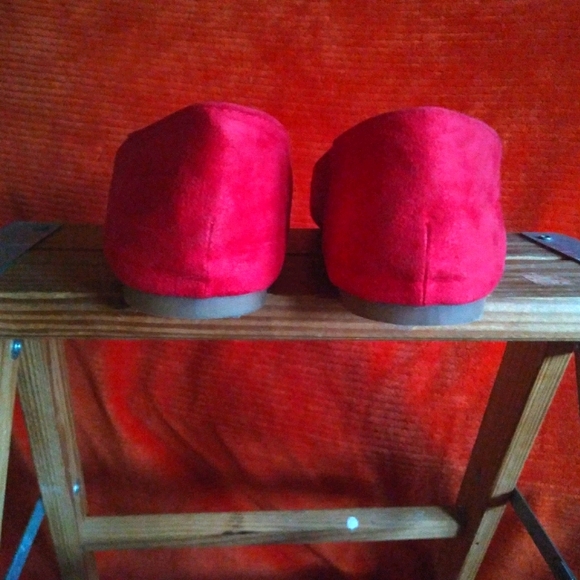 Red Flats - Picture 2 of 6